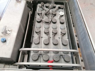 Transpaleta con conductor acompañante Ulma EPT20