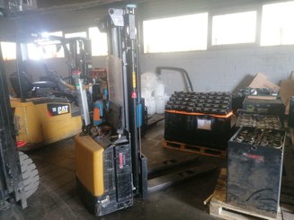 Apilador con conductor acompañante Caterpillar NSP12N