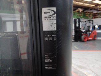 Apilador con horquillas entre patas Crown SHR5540-1.6