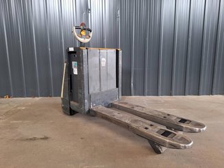 Transpaleta con conductor acompañante Crown WP3080
