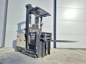 Preparadoras de pedidos con cabina de mando elevable Crown SP3522-1.0