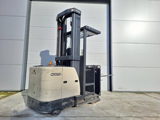 Preparadoras de pedidos con cabina de mando elevable Crown SP3522-1.0