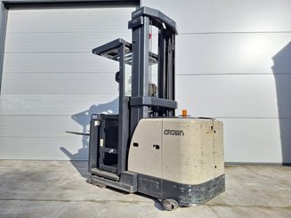 Preparadoras de pedidos con cabina de mando elevable Crown SP3522-1.0