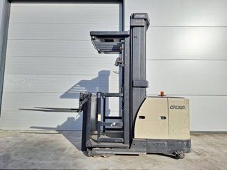 Preparadoras de pedidos con cabina de mando elevable Crown SP3522-1.0