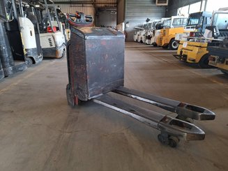 Transpaleta con conductor acompañante Fenwick T18