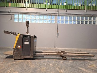 Transpaleta con plataforma Caterpillar NPV20N2