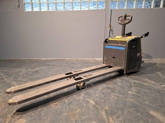 Transpaleta con plataforma Caterpillar NPV20N2