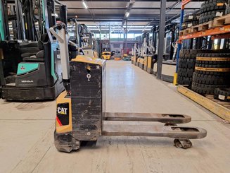 Transpaleta con conductor acompañante Caterpillar NPP20N2