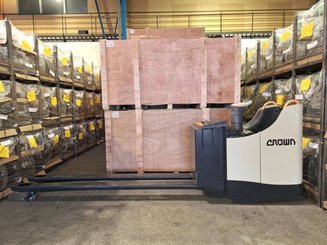 Transpaleta con plataforma Crown WT3040 - 9