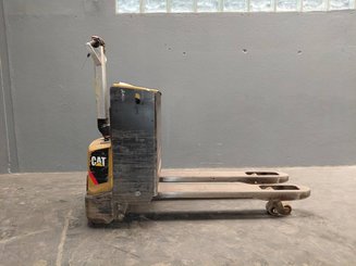 Transpaleta con conductor acompañante Caterpillar NPP20N2