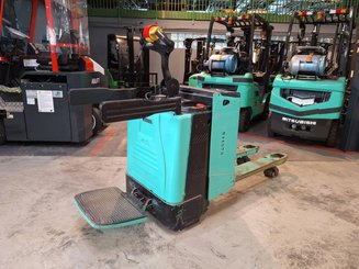 Transpaleta con conductor acompañante Yale MP20X - 10