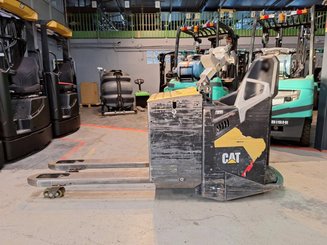 Transpaleta con conductor acompañante Caterpillar NPF25N2