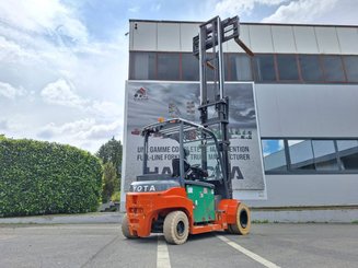 Carretilla contrapesada de 4 ruedas Toyota 8FBMT50