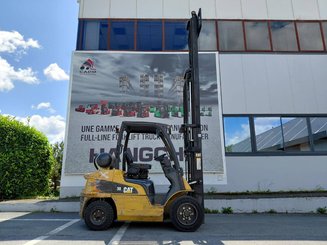 Carretilla contrapesada de 4 ruedas Caterpillar GP30N