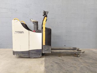 Transpaleta con plataforma Crown WT3040