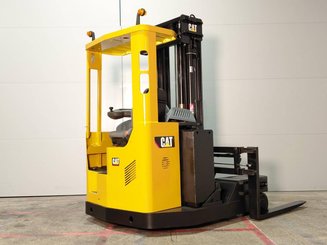 Carretilla retráctil multidireccional Caterpillar NRM20K