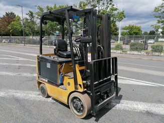 Carretilla contrapesada de 4 ruedas Caterpillar EC25N - 1