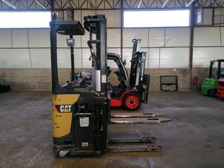 Apilador con plataforma Caterpillar NSR20N