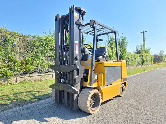 Carretilla contrapesada de 4 ruedas Caterpillar EC55N - 1