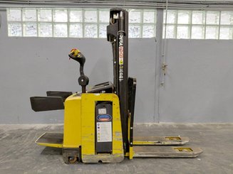 Apilador con conductor acompañante Yale MS12X