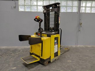 Apilador con conductor acompañante Yale MS12X