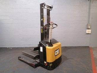 Apilador con horquillas entre patas Caterpillar NSP12NS - 1