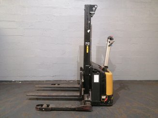 Apilador con horquillas entre patas Caterpillar NSP12NS - 2