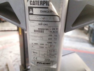 Apilador con horquillas entre patas Caterpillar NSP12NS - 6