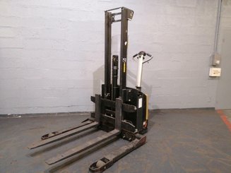 Apilador con horquillas entre patas Caterpillar NSP12NS - 1