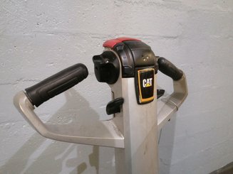 Apilador con horquillas entre patas Caterpillar NSP12NS - 5