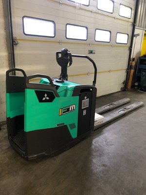 Transpaleta con plataforma Mitsubishi PBF25N3R MITSUBISHI - 1