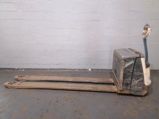 Transpaleta con conductor acompañante Crown WP3020 - 3