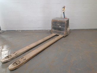 Transpaleta con conductor acompañante Crown WP3020