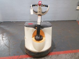 Transpaleta con conductor acompañante Crown WP3020