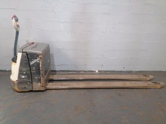Transpaleta con conductor acompañante Crown WP3020