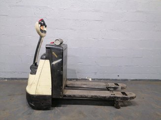 Transpaleta con conductor acompañante Crown WP2320 - 1