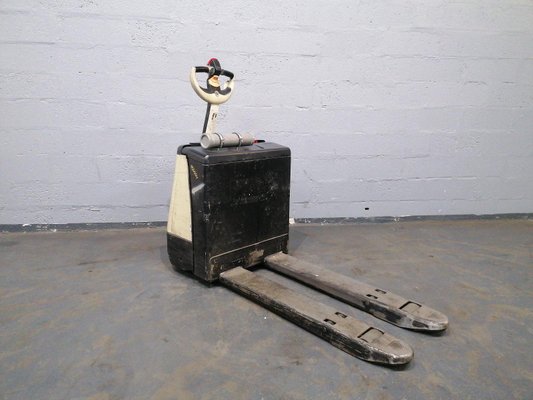 Transpaleta con conductor acompañante Crown WP2320 - 1