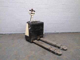 Transpaleta con conductor acompañante Crown WP2320 - 1