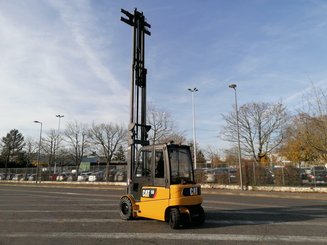 Carretilla contrapesada de 4 ruedas Caterpillar EP50 - 6