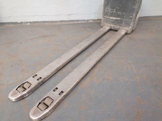 Transpaleta con conductor acompañante Crown WP2320-20
