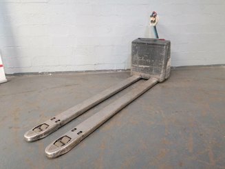 Transpaleta con conductor acompañante Crown WP2320-20