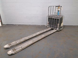 Transpaleta con conductor acompañante Crown WP3020-2.0