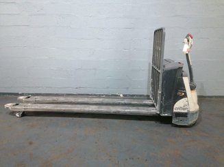 Transpaleta con conductor acompañante Crown WP3020-2.0