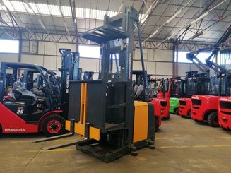Preparadoras de pedidos con cabina de mando elevable Jungheinrich EKS312