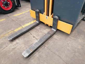 Preparadoras de pedidos con cabina de mando elevable Jungheinrich EKS312
