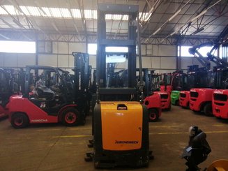 Preparadoras de pedidos con cabina de mando elevable Jungheinrich EKS312