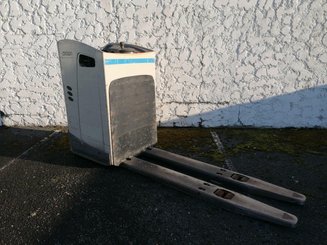 Transpaleta con plataforma Crown RT4000