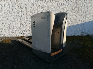 Transpaleta con plataforma Crown RT4000
