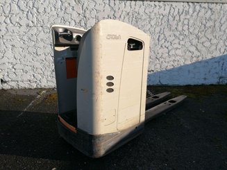 Transpaleta con plataforma Crown RT4000