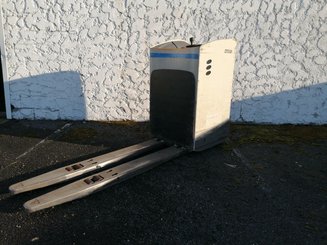 Transpaleta con plataforma Crown RT4000